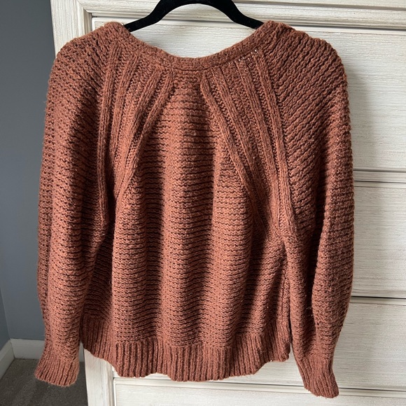 Universal Thread Sweater 🤎 - Picture 3 of 3